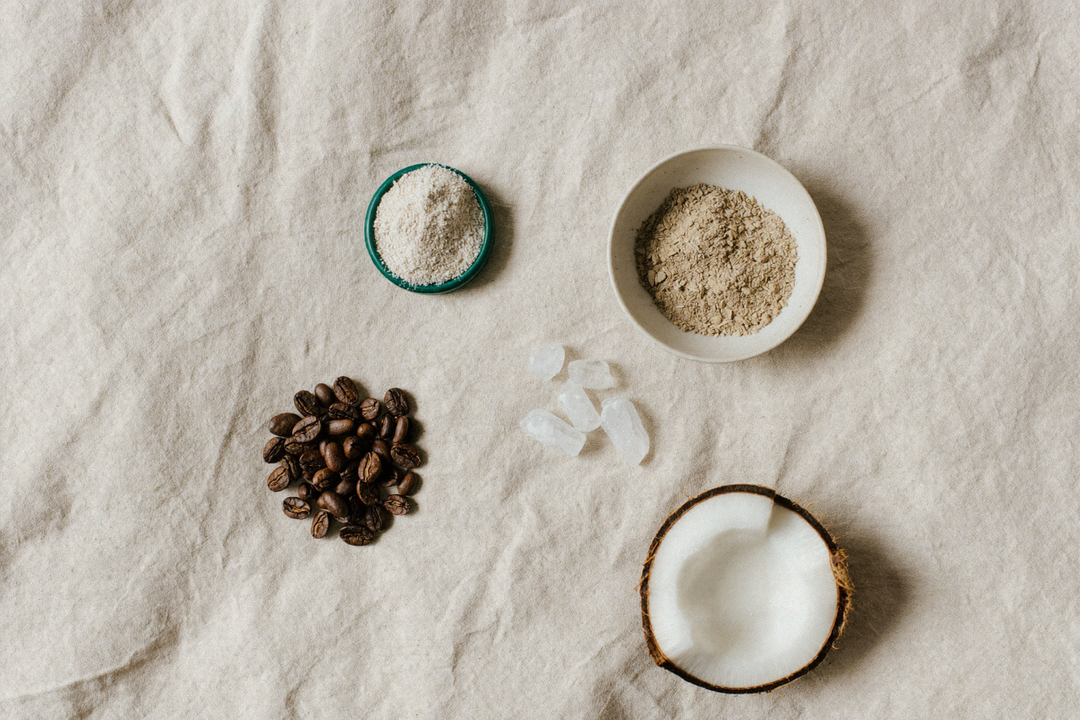 Bodegón de granos de café colombiano, polvo puro y magnesio