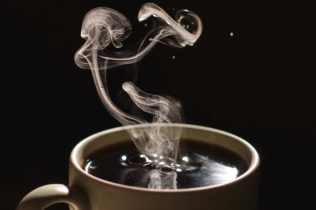 Taza de café humeante en primer plano