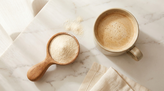 Para qué sirve el colágeno hidrolizado: polvo junto a un café con leche