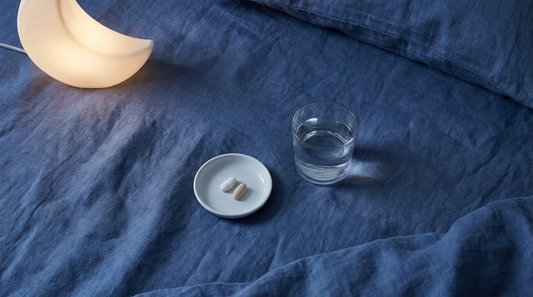 Melatonina y magnesio para dormir: pastillas en mesa de noche